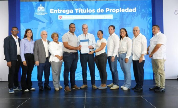 Presidente Abinader y ministro Bonilla entregan 551 títulos