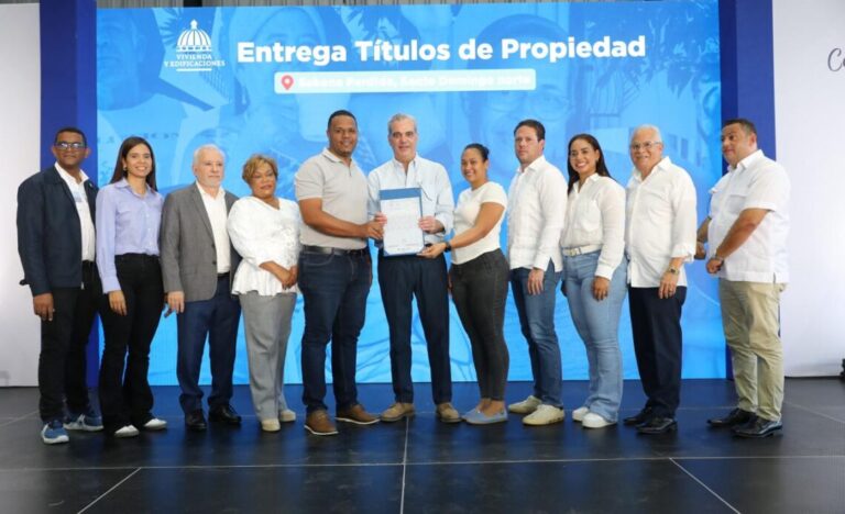 Presidente Abinader y ministro Bonilla entregan 551 títulos de propiedad en Sabana Pérdida