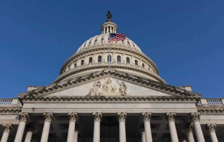Senado de EE.UU. falla en el octavo intento para acordar el fin al cierre gubernamental