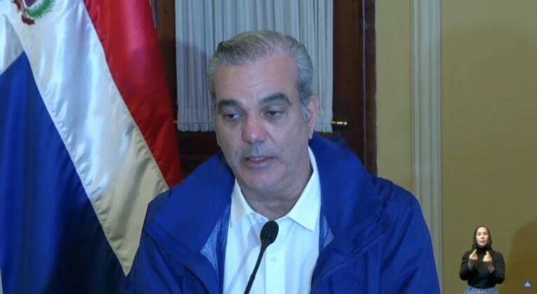 Presidente Abinader mantiene suspensiones de laborales y de docencia este jueves para provincias en alerta roja