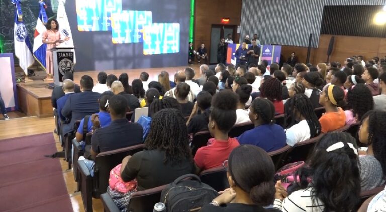 Gobierno presenta “Tarjeta Joven” para dar hasta RD$2,500 mensuales y otros beneficios a los estudiantes