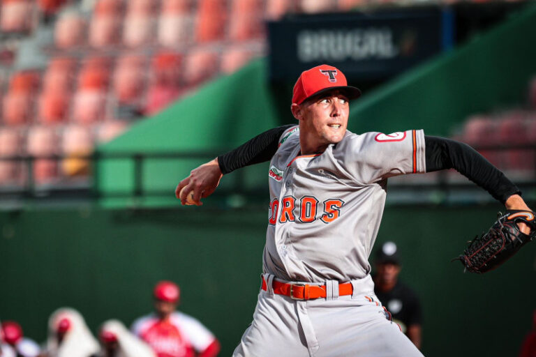 Toros propinan cuarta derrota consecutiva a los Leones