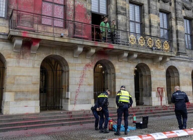 Vandalizado el Palacio Real de Ámsterdam con pintura roja y mensajes contra Israel