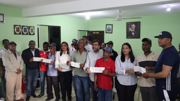 Gobierno paga más de RD$8 millones en indemnización a agricultores de Azua afectados por Presa Monte Grande