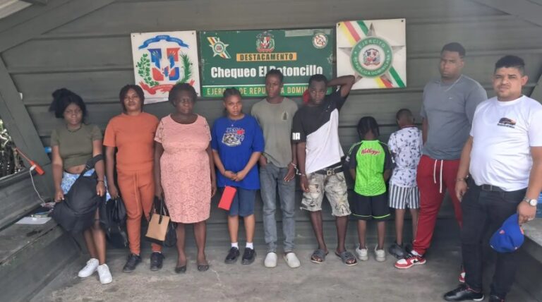 Ejército apresa conductor y cobrador de minibús por tráfico de haitianos indocumentados en Dajabón