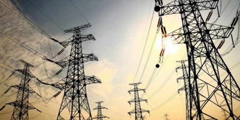 Gobierno de Chile dice que «compensará» a familias por cobros extra en cuentas de la luz