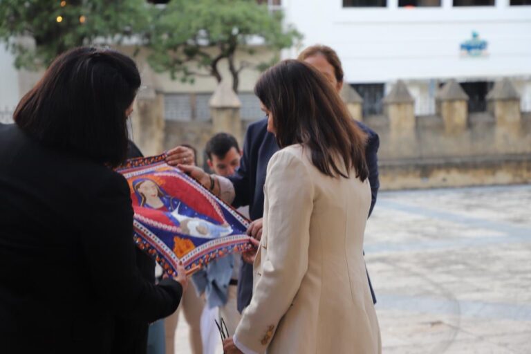 Arriba al país la embajadora norteamericana Leah Campos y su primera visita fue a la catedral