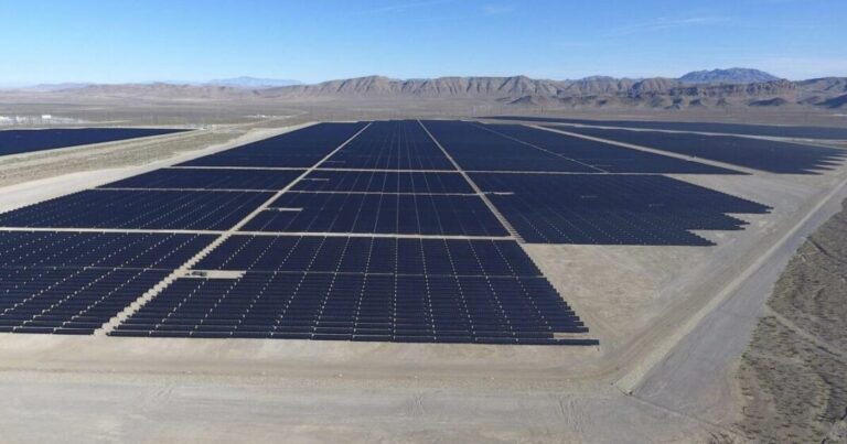 Más de veinte estados demandan al Gobierno Trump por cancelar fondos para energía solar