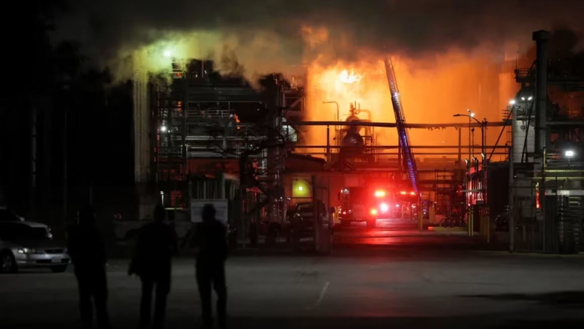 Un gran incendio afecta refinería cerca de Los Ángeles