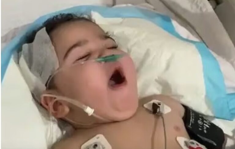 Niño de dos años lucha por vivir mientras su madre clama por ayuda