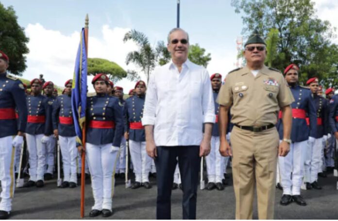 ABINADER ALMORZARÁ CON GUARDIAS