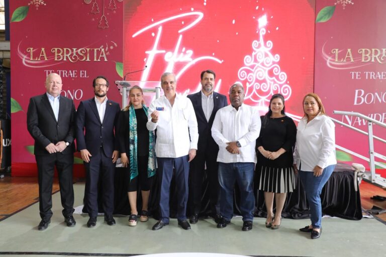 Presidente Abinader lanza el Bono Navideño 2025 para 2.6 millones de dominicanos; llama al pueblo a fortalecer la familia y la unión nacional en esta Navidad