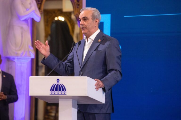 Abinader afirma Gobierno ha implementado “cambios apropiados y debidos” en el sector eléctrico tras el apagón nacional