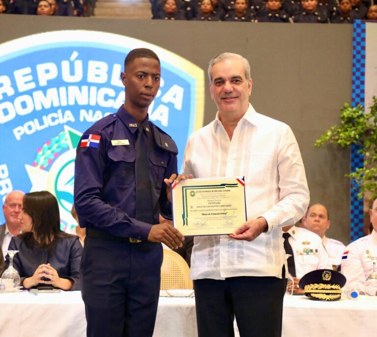 Presidente Abinader juramenta 2,421 nuevos agentes, con ello suman  6,500 policías formados en el marco de la Reforma Policial