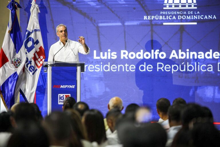 Abinader encabeza entrega de RD$150 millones en créditos para 630 mipymes en DN; Indotel impulsa programa de alfabetización digital