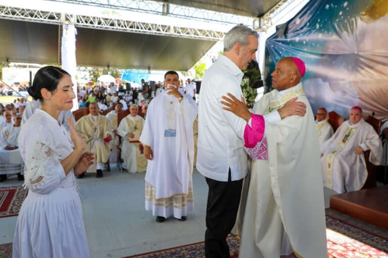 Presidente Abinader participa en emotiva ceremonia por la creación canónica y ordenación episcopal de monseñor Manuel Antonio Ruiz de la Rosa