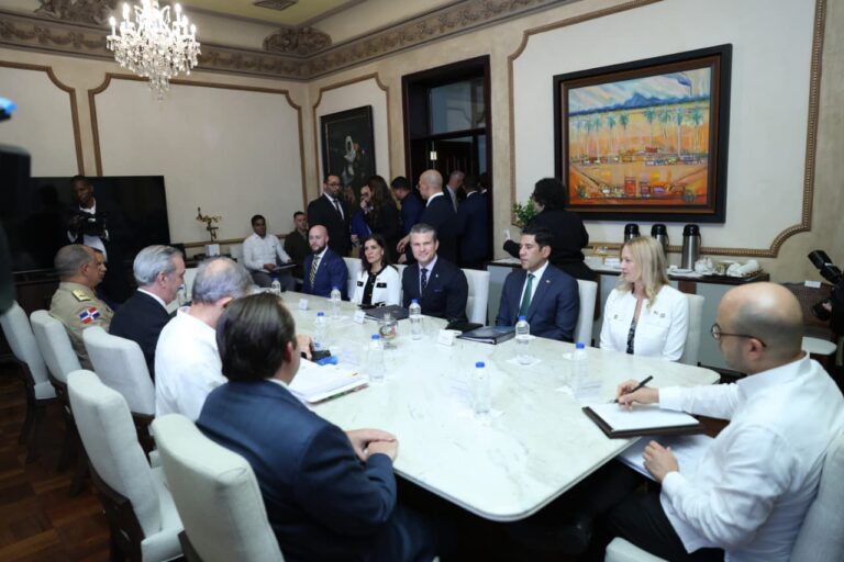 Gobierno autoriza a Estados Unidos usar dos aeropuertos de RD para transporte de equipos y personal técnico