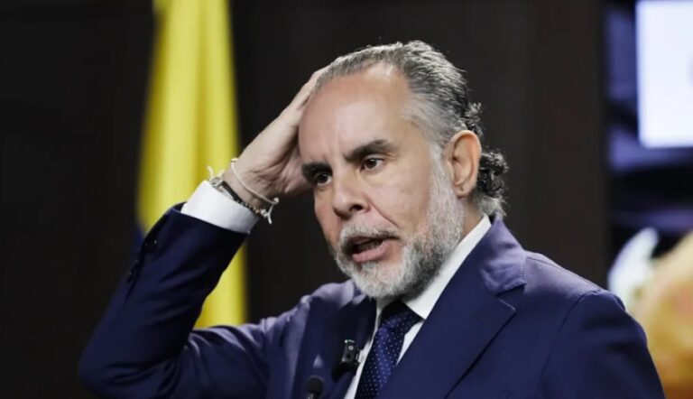 Ministro colombiano llama «loca y delincuente» a magistrada por allanamiento a su vivienda