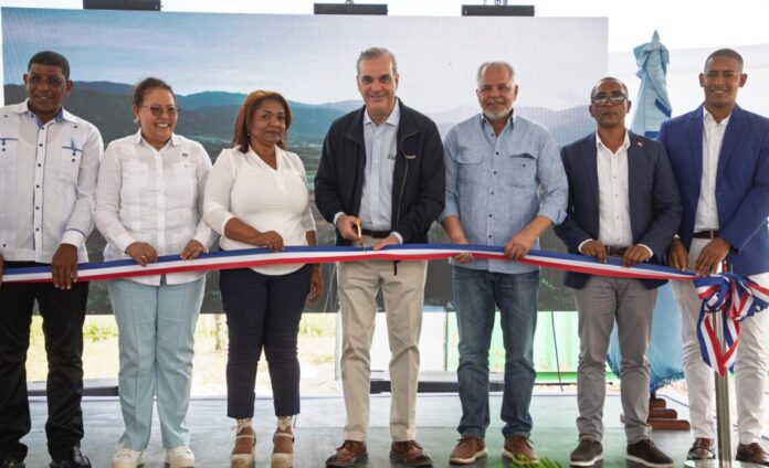Abinader entrega nuevas carreteras en San Juan