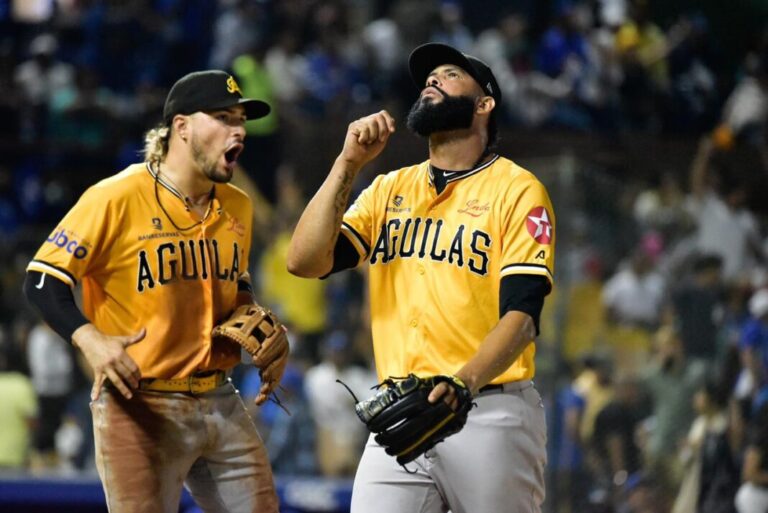 Las Aguilas Cibaeñas derrotan a las Estrellas Orientales  ocho por dos