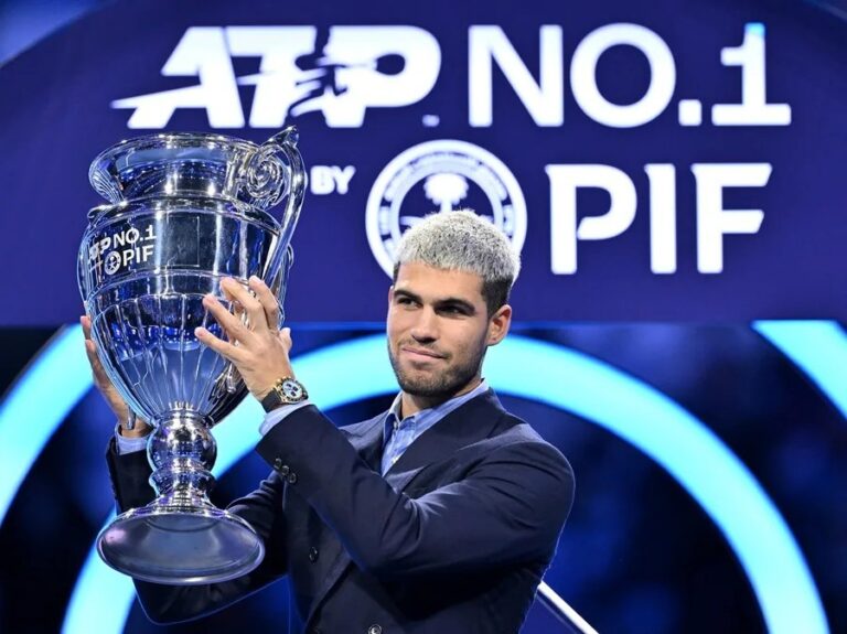 Carlos Alcaraz recibe en Turín el trofeo que lo acredita como número 1 del mundo en 2025