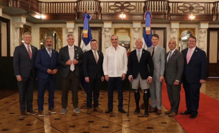 Congresistas de EE. UU. se reúnen con Abinader para tratar seguridad regional y cooperación económica