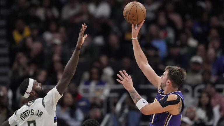 Doncic majestuoso en victoria de los Lakers sobre los Bucks en la NBA