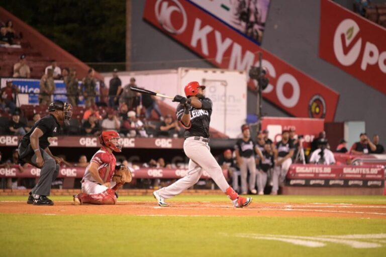Gavin y Cordero impulsan triunfo de los Leones del Escogido en San Francisco de Macorís