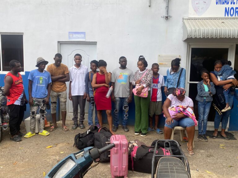 Policía Nacional apresa en Valverde a conductor haitiano por transportar 14 compatriotas indocumentados