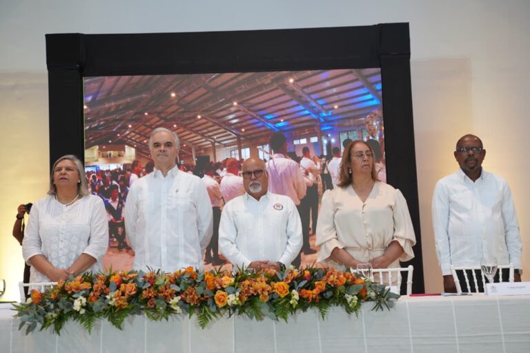 Ministro Luis Miguel De Camps exalta la educación técnica como motor de transformación en graduación del Instituto Politécnico Loyola