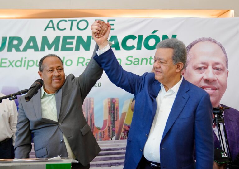 Reportaje- Leonel visita cuatro provincias encabezando juramentaciones, llama la atención por alza del dólar