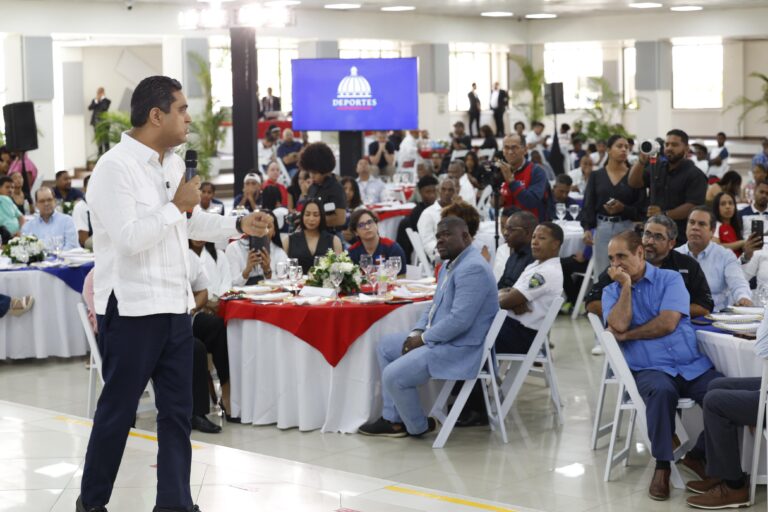 Ministro Kelvin Cruz celebra en grande junto a atletas el Día Nacional del Deporte