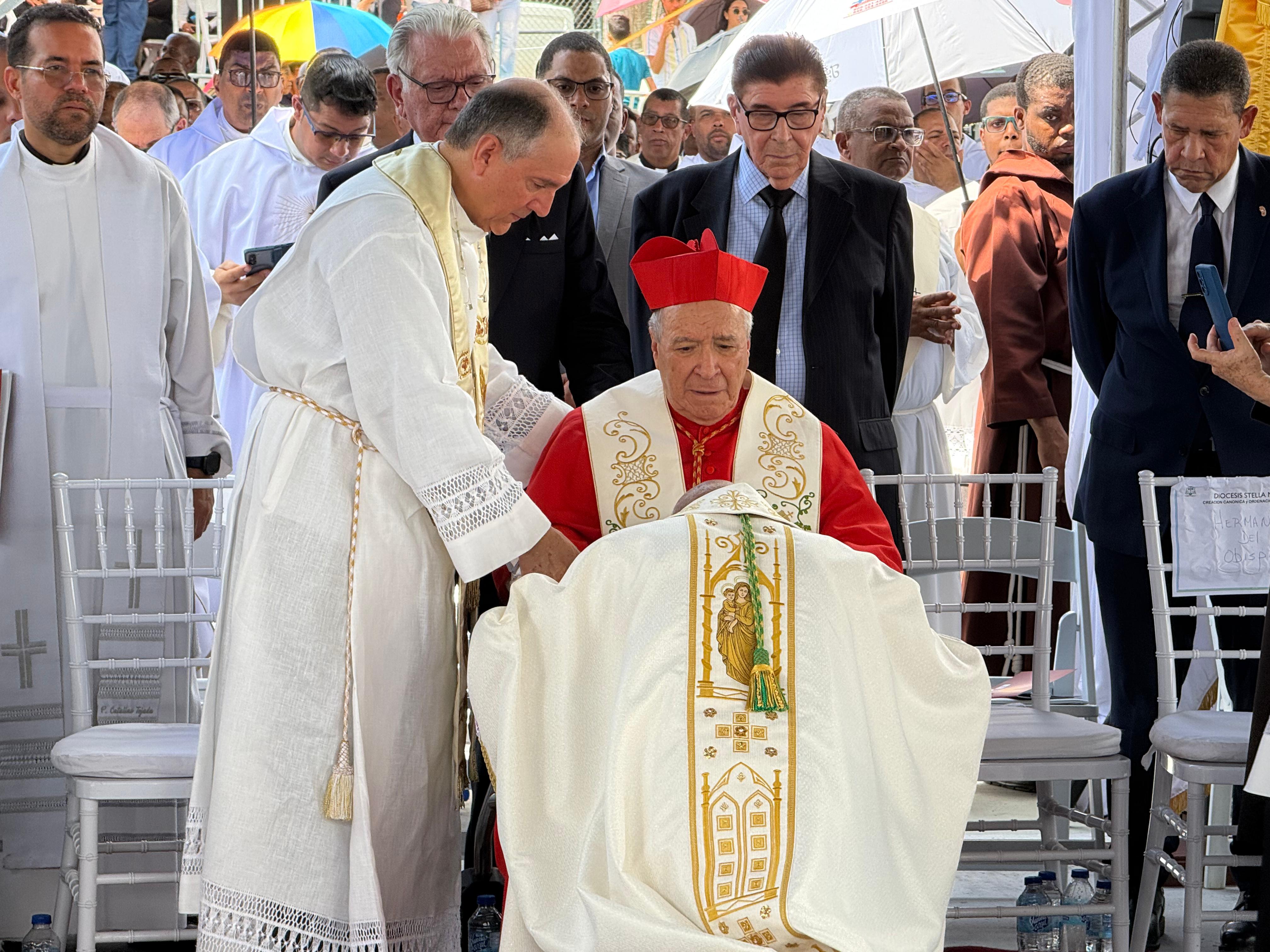 La iglesia católica ordena como obispo al padre Manuel Ruiz y dirigirá la nueva Diócesis Stella Maris