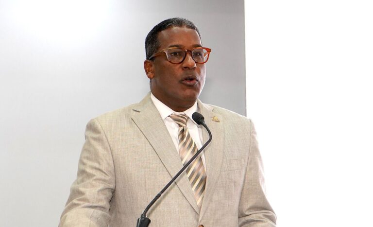 Director IDOPPRIL destaca mejoras en servicios durante visita a La Vega