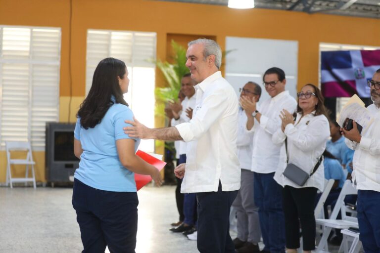 Presidente Abinader entrega nuevo liceo en Santiago para garantizar educación de calidad a 840 estudiantes 