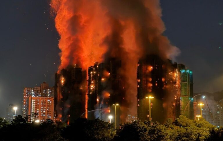 Fallecidos en incendio de Hong Kong aumentan a 128 y unas 200 personas siguen desaparecidas