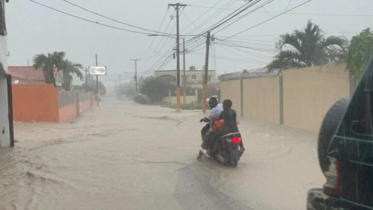 Inundaciones afectan cientos de viviendas en Barahona;  los organismos de emergencia realizan evacuaciones