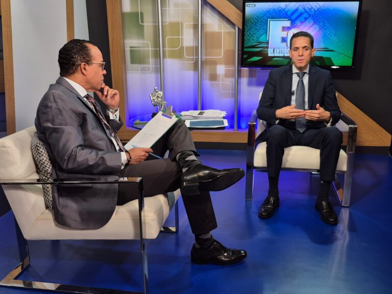 Economista Juan Gómez: “El PRM no planifica nada; hay baja inversión en transmisiones y pusieron en riesgo la vida humana con el apagón”