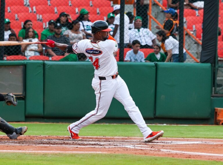 Jiménez y Oliva lideran paliza de los Toros 10-4 sobre las Estrellas