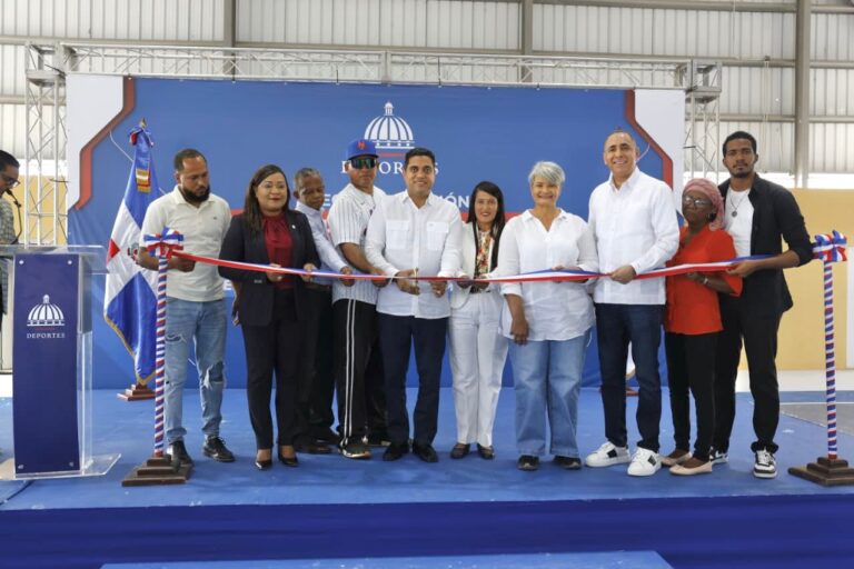 Ministro Kelvin Cruz inaugura multiuso en Ramón Santana, San Pedro de Macorís