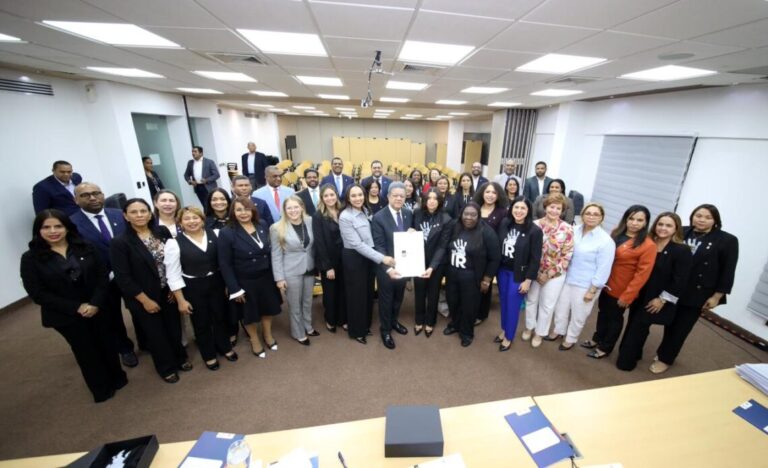 Leonel y la FP apoyan la reforma integral “Déjala Ir” en encuentro con legisladores