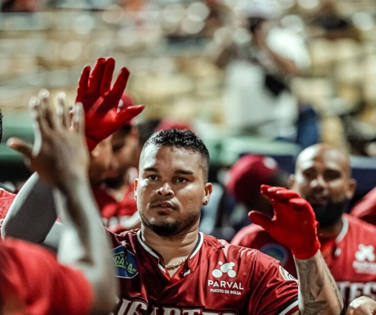 Leones y Gigantes dividen honores en intensa doble jornada en el Quisqueya