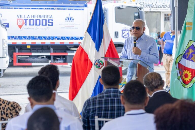 Ministro Bautista entrega nuevos camiones compactadores en Villa Hermosa, La Romana y La Caleta, Boca Chica