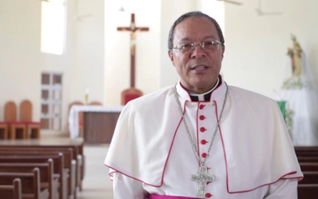 Obispo de Baní llamó a la población a estar atenta para que “hombres sin juicio y sin corazón no vulneren nuestra Constitución”