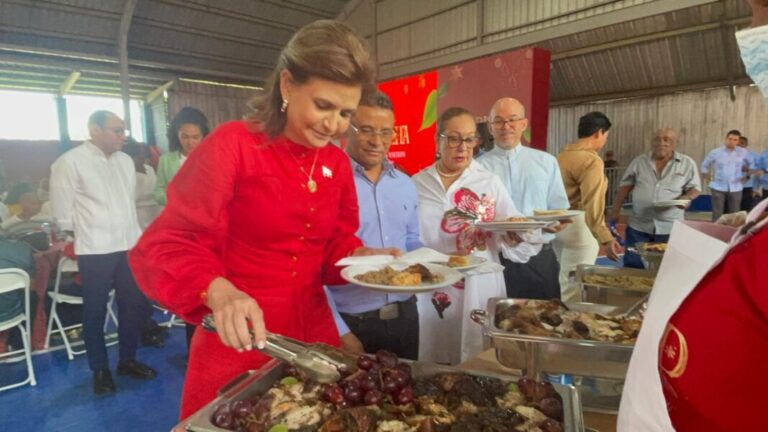 Vicepresidenta Raquel Peña encabeza lanzamiento de la “Brisita Navideña” en Santiago; entrega de bonos se retrasa por falla técnica