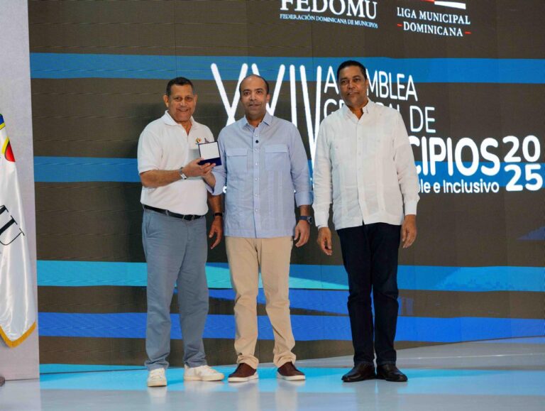 FEDOMU reconoce a Samuel Pereyra por su apoyo al fortalecimiento de la municipalidad dominicana