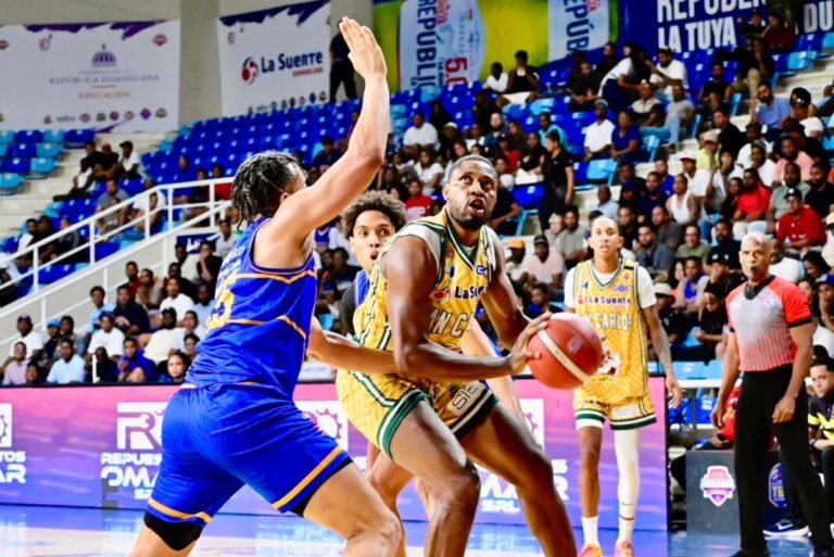 San Carlos derrota al Mauricio Báez y toma ventaja en la final del TBS Distrito 2025