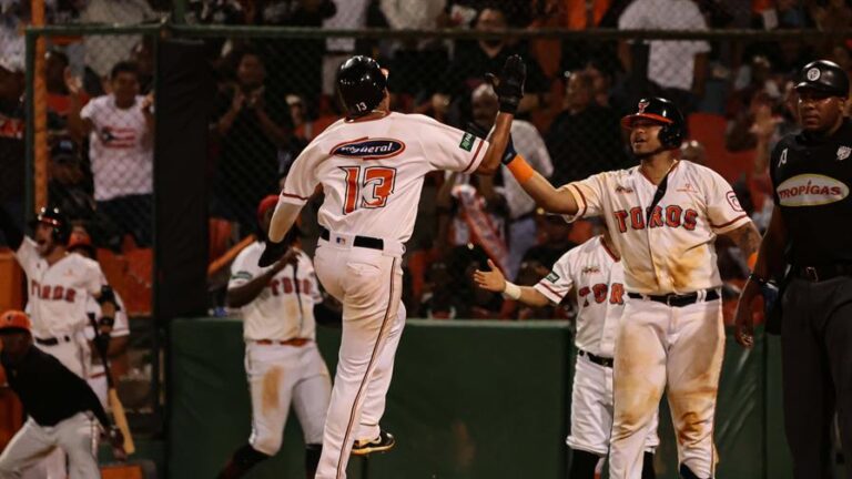 Toros logran tercer triunfo al hilo y le ganan serie particular al Escogido