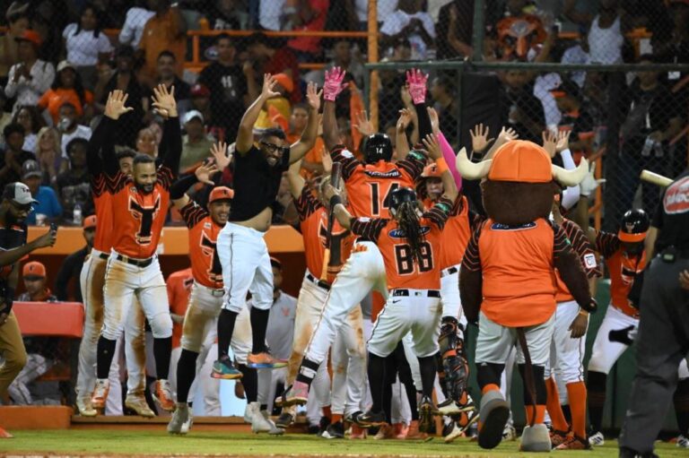 Toros completan barrida ante los Tigres del Licey