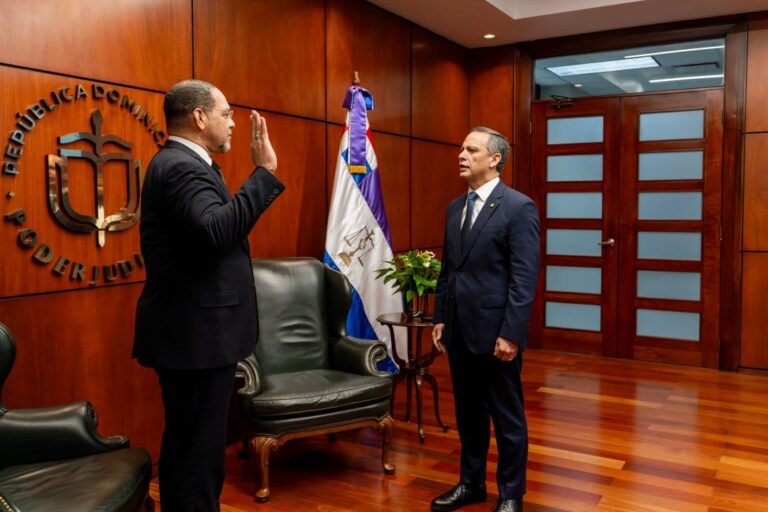 Presidente de la Suprema juramenta a Rodolfo Valentín como director de la Defensa Pública por un nuevo período de seis años